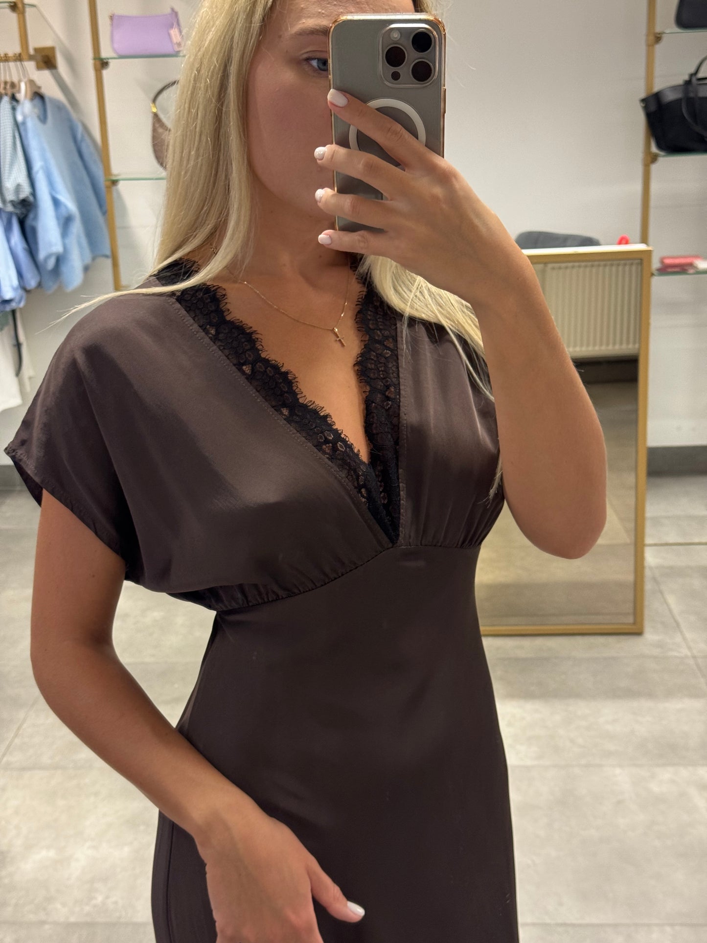 Suknelė su nėriniais
