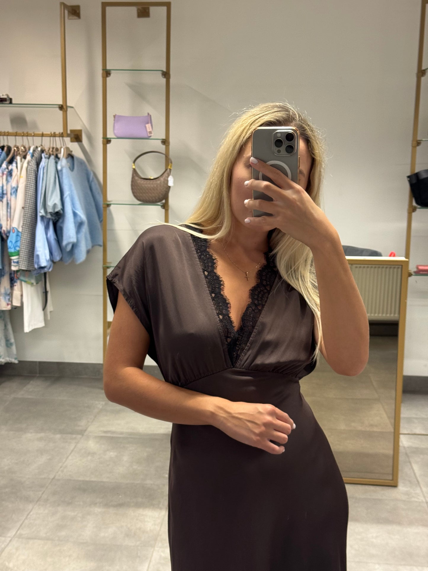 Suknelė su nėriniais