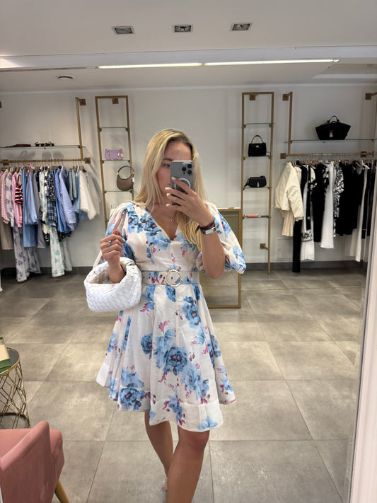 Suknelė pūstomis rankovėmis
