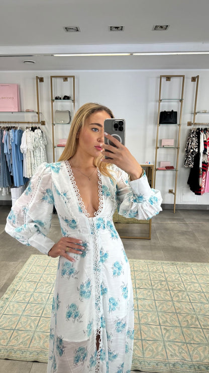 Ilga balta suknelė su gėlių raštu